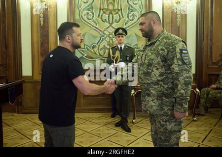 Kiev, Ucraina. 8 agosto 2023. Il presidente ucraino Volodymyr Zelenskyy, a sinistra, presenta medaglie militari ai membri delle forze armate in occasione del giorno delle truppe di segnale al Palazzo Mariinskyi, 8 agosto 2023 a Kiev, Ucraina. Credito: Pool Photo/Ufficio Stampa Presidenziale ucraino/Alamy Live News Foto Stock