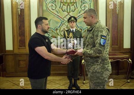 Kiev, Ucraina. 8 agosto 2023. Il presidente ucraino Volodymyr Zelenskyy, a sinistra, presenta medaglie militari ai membri delle forze armate in occasione del giorno delle truppe di segnale al Palazzo Mariinskyi, 8 agosto 2023 a Kiev, Ucraina. Credito: Pool Photo/Ufficio Stampa Presidenziale ucraino/Alamy Live News Foto Stock