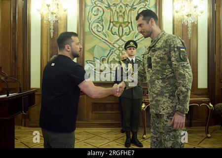 Kiev, Ucraina. 8 agosto 2023. Il presidente ucraino Volodymyr Zelenskyy, a sinistra, presenta medaglie militari ai membri delle forze armate in occasione del giorno delle truppe di segnale al Palazzo Mariinskyi, 8 agosto 2023 a Kiev, Ucraina. Credito: Pool Photo/Ufficio Stampa Presidenziale ucraino/Alamy Live News Foto Stock