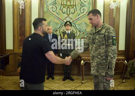 Kiev, Ucraina. 8 agosto 2023. Il presidente ucraino Volodymyr Zelenskyy, a sinistra, presenta medaglie militari ai membri delle forze armate in occasione del giorno delle truppe di segnale al Palazzo Mariinskyi, 8 agosto 2023 a Kiev, Ucraina. Credito: Pool Photo/Ufficio Stampa Presidenziale ucraino/Alamy Live News Foto Stock