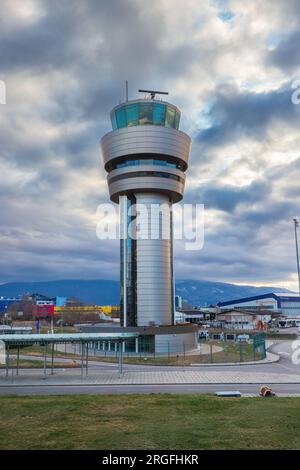Sofia, Bulgaria - 17 marzo 2023: Aeroporto di Sofia Bulgaria e controllo della navigazione costruzione del traffico aereo, torre di comando contro cielo nuvoloso Foto Stock