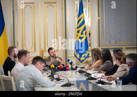 Kiev, Ucraina. 8 agosto 2023. Il presidente ucraino Volodymyr Zelenskyy, centro, discute la formula della pace durante un incontro con i rappresentanti dei media latinoamericani al Palazzo Mariinskyi, 8 agosto 2023 a Kiev, Ucraina. Credito: Pool Photo/Ufficio Stampa Presidenziale ucraino/Alamy Live News Foto Stock