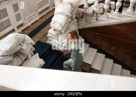 Kiev, Ucraina. 8 agosto 2023. La First Lady Ucraina Olena Zelenska, cammina davanti a sacchi di sabbia all'interno del complesso presidenziale, mentre si dirige verso una video intervista con la giornalista britannica bel Trew del quotidiano indipendente al Palazzo Mariinsky, 8 agosto 2023 a Kiev, Ucraina. Credito: Ucraina Presidenza/Ufficio stampa presidenziale ucraino/Alamy Live News Foto Stock