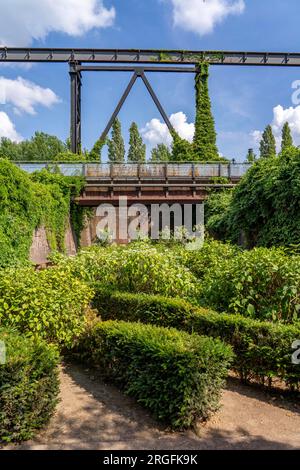 Il Duisburg North Landscape Park, giardini nei bunker di stoccaggio dell'impianto di sinterizzazione, Emscherpromenade, NRW, Germania, Foto Stock