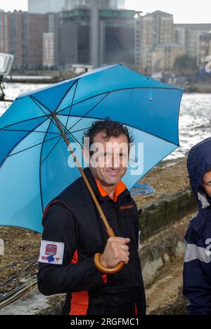 Nicolas Ivanoff, pilota francese e istruttore di volo, dopo aver corso nella Red Bull Air Race World Series. Evento London Docklands. Piove. Ombrello Foto Stock