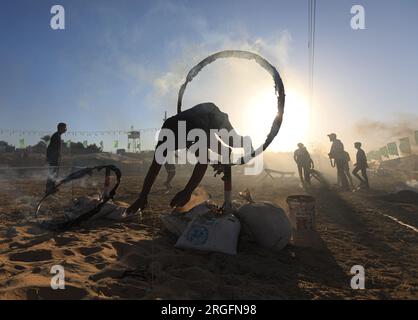 Gaza, Palestina. 8 agosto 2023. I giovani palestinesi partecipano a un campo estivo militare organizzato dalle Brigate al-Qassam, l'ala militare di Hamas, a Khan Yunis, nella Striscia di Gaza meridionale. Credito: SOPA Images Limited/Alamy Live News Foto Stock