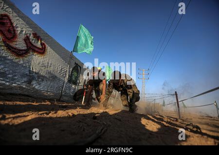 Gaza, Palestina. 8 agosto 2023. I giovani palestinesi partecipano a un campo estivo militare organizzato dalle Brigate al-Qassam, l'ala militare di Hamas, a Khan Yunis, nella Striscia di Gaza meridionale. Credito: SOPA Images Limited/Alamy Live News Foto Stock