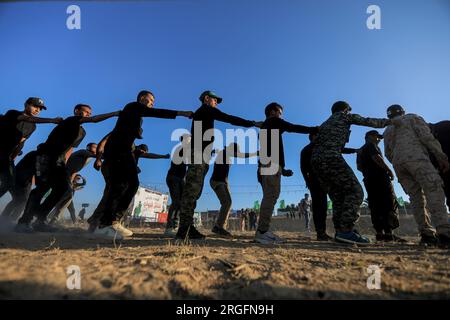 Gaza, Palestina. 8 agosto 2023. I giovani palestinesi si trovano in un campo militare estivo delle Brigate al-Qassam, l'ala militare di Hamas, in un sito militare a Khan Yunis, nella Striscia di Gaza meridionale. Credito: SOPA Images Limited/Alamy Live News Foto Stock