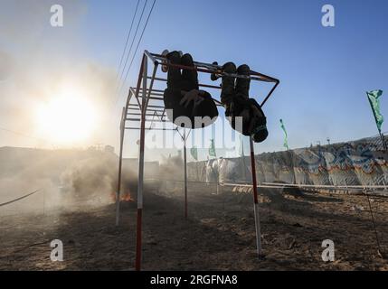 Gaza, Palestina. 8 agosto 2023. I giovani palestinesi partecipano a un campo estivo militare organizzato dalle Brigate al-Qassam, l'ala militare di Hamas, a Khan Yunis, nella Striscia di Gaza meridionale. Credito: SOPA Images Limited/Alamy Live News Foto Stock