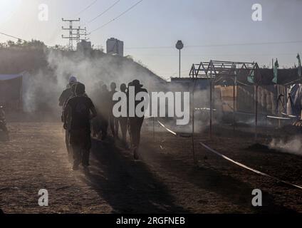 Gaza, Palestina. 8 agosto 2023. I giovani palestinesi partecipano a un campo estivo militare organizzato dalle Brigate al-Qassam, l'ala militare di Hamas, a Khan Yunis, nella Striscia di Gaza meridionale. Credito: SOPA Images Limited/Alamy Live News Foto Stock