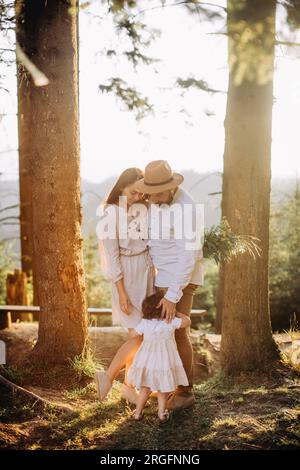 Felice famiglia che si rilassa nella pineta Foto Stock