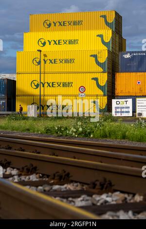 Container dell'operatore ferroviario cinese YXE da Yiwu, Cina, parte della via della seta dalla Cina alla Germania, presso il porto di Duisburg, Logpor Foto Stock