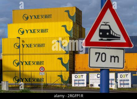 Container dell'operatore ferroviario cinese YXE da Yiwu, Cina, parte della via della seta dalla Cina alla Germania, presso il porto di Duisburg, Logpor Foto Stock