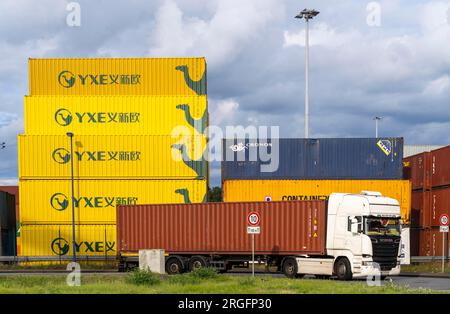 Container dell'operatore ferroviario cinese YXE da Yiwu, Cina, parte della via della seta dalla Cina alla Germania, presso il porto di Duisburg, Logpor Foto Stock