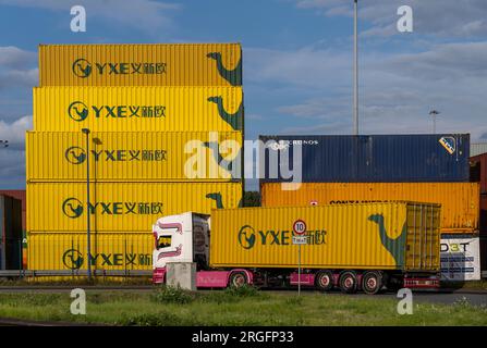 Container dell'operatore ferroviario cinese YXE da Yiwu, Cina, parte della via della seta dalla Cina alla Germania, presso il porto di Duisburg, Logpor Foto Stock