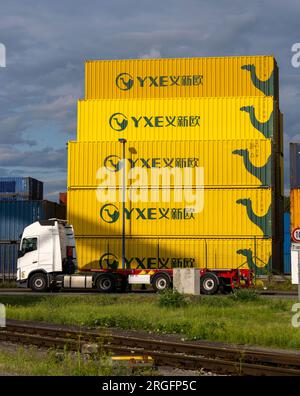 Container dell'operatore ferroviario cinese YXE da Yiwu, Cina, parte della via della seta dalla Cina alla Germania, presso il porto di Duisburg, Logpor Foto Stock