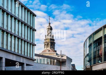 Maastricht, Paesi Bassi. Vista dal Mosae Forum alla torre del municipio. Foto Stock