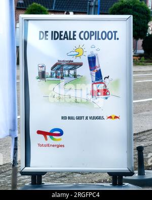 Paesi Bassi 2022: Billboard for Red Bull dà le ali ( RED BULL GEEFT JE VLEUGELS ) in una stazione di servizio TotalEnergies Foto Stock