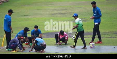 I giocatori nazionali di cricket bengalesi partecipano alla sessione di allenamento allo Sher-e-Bangla National Cricket Stadium di Mirpur, Dacca, Bangladesh, il 9 agosto 2023. Foto Stock