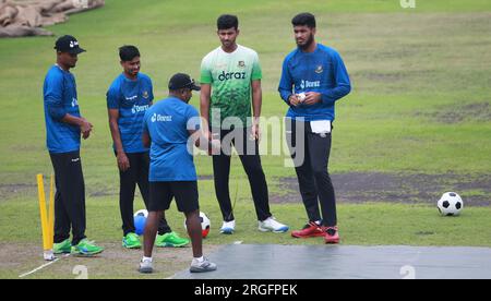 I giocatori nazionali di cricket bengalesi partecipano alla sessione di allenamento allo Sher-e-Bangla National Cricket Stadium di Mirpur, Dacca, Bangladesh, il 9 agosto 2023. Foto Stock