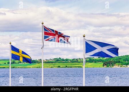 Svedese, Gran Bretagna e la bandiera scozzese sulla costa scozzese Foto Stock