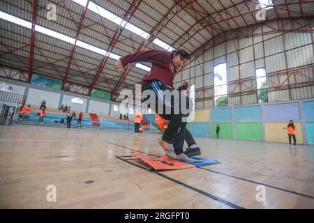 Gaza, Palestina. 8 agosto 2023. Una giocatrice di baseball palestinese Rehab Taleb corre mentre partecipa a un allenamento del campionato di baseball al parco giochi al-Ahly. La Federazione palestinese di Baseball e Softball organizza un campionato di Baseball 5 per donne a Gaza City in preparazione alla Coppa del mondo di Baseball 2023 per donne in Indonesia il prossimo novembre. Credito: SOPA Images Limited/Alamy Live News Foto Stock