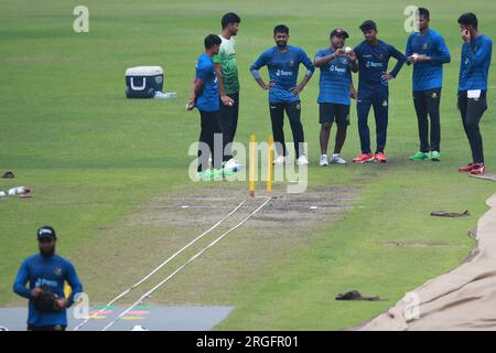 L'allenatore di bowling Rangana Herath lungo lo spin Bowler Mehidy Hasan Miraz, Hasan Mahadi, Mohammad Rishad Hossain, Taijul Isalm, Nayeem Hasan e Na Foto Stock