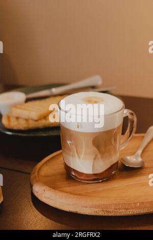 tazza di caffè in crema di latte Foto Stock