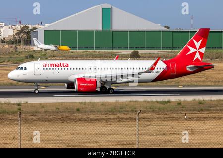 Air Malta Airbus A320-251N (Reg.: 9H-NEE) entrando in pista 31 per il decollo. Foto Stock