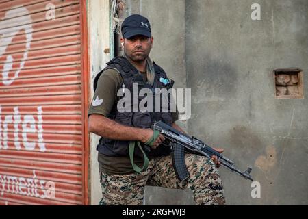 Srinagar, India. 8 agosto 2023. Il personale dello Special Operations Group (SOG) è in allerta durante un'operazione di ricerca in vista del giorno dell'indipendenza dell'India, alla periferia di Srinagar. (Foto di Faisal Bashir/Pacific Press) credito: Pacific Press Media Production Corp./Alamy Live News Foto Stock