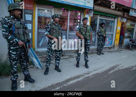 Srinagar, India. 8 agosto 2023. Le truppe paramilitari sono in guardia durante un'operazione di ricerca in vista del giorno dell'indipendenza dell'India nella periferia di Srinagar. (Foto di Faisal Bashir/Pacific Press) credito: Pacific Press Media Production Corp./Alamy Live News Foto Stock