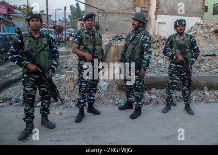 Srinagar, India. 8 agosto 2023. Le truppe paramilitari sono in guardia durante un'operazione di ricerca in vista del giorno dell'indipendenza dell'India nella periferia di Srinagar. (Foto di Faisal Bashir/Pacific Press) credito: Pacific Press Media Production Corp./Alamy Live News Foto Stock