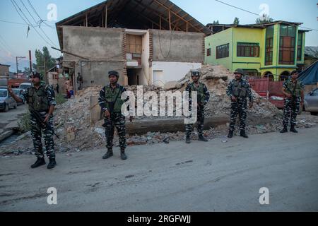 Srinagar, India. 8 agosto 2023. Le truppe paramilitari sono in guardia durante un'operazione di ricerca in vista del giorno dell'indipendenza dell'India nella periferia di Srinagar. (Foto di Faisal Bashir/Pacific Press) credito: Pacific Press Media Production Corp./Alamy Live News Foto Stock