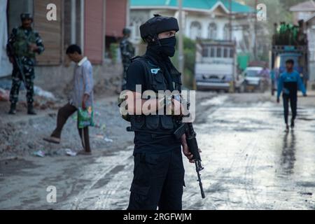 Srinagar, India. 8 agosto 2023. Il personale dello Special Operations Group (SOG) è in allerta durante un'operazione di ricerca in vista del giorno dell'indipendenza dell'India, alla periferia di Srinagar. (Foto di Faisal Bashir/Pacific Press) credito: Pacific Press Media Production Corp./Alamy Live News Foto Stock