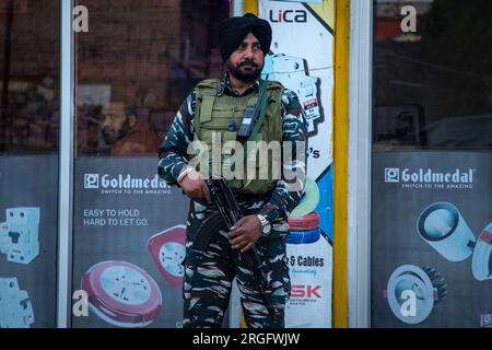 Srinagar, India. 8 agosto 2023. Un gruppo paramilitare è in guardia durante un'operazione di ricerca in vista del giorno dell'indipendenza dell'India, nella periferia di Srinagar, l'8 agosto 2023. (Foto di Faisal Bashir/Pacific Press) credito: Pacific Press Media Production Corp./Alamy Live News Foto Stock