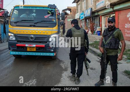 Srinagar, India. 8 agosto 2023. Il personale dello Special Operations Group (SOG) conduce un'operazione di ricerca prima del giorno dell'indipendenza dell'India, nella periferia di Srinagar, 8 agosto 2023. (Foto di Faisal Bashir/Pacific Press) credito: Pacific Press Media Production Corp./Alamy Live News Foto Stock