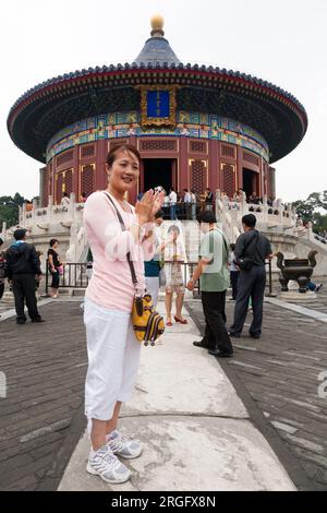 Donna cinese visitatrice di fronte all'esterno/all'esterno della Cappella Imperiale del Paradiso e del Ponte Dan Bi / Ponte Danbi nel complesso del Tempio del Paradiso a Pechino, RPC. Cina. (125) Foto Stock