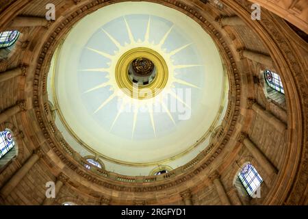 Dome of Victoria Memorial, Calcutta. Fu costruito tra il 1906 e il 1921 dal governo britannico e dedicato alla memoria della regina Vittoria, Foto Stock