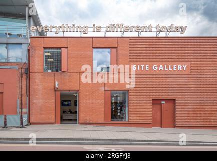 Sheffield, Inghilterra - Site Gallery di DRDH Architects (con il cartello di Tim Etchells) Foto Stock