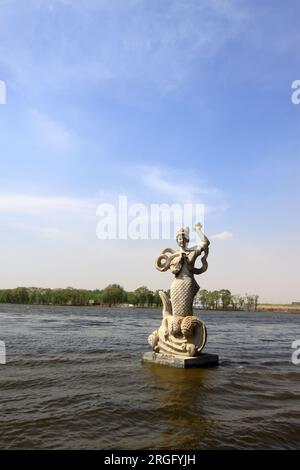 scultura sirena nell'acqua in un parco, nel nord della cina Foto Stock