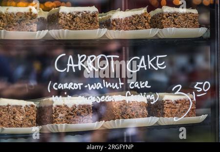 Mostra in una bancarella con torte dietro il bicchiere. Street festival con camion di cibo con cucina internazionale e mercato di Street food. Foto Stock