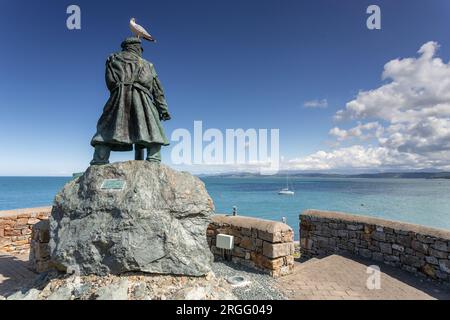 Statua in bronzo di Dic Evans a Moelfre, Anglesey, Galles del Nord, con gabbiano Foto Stock