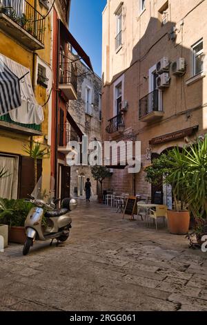 Vista su un vicolo della vecchia Bari Foto Stock