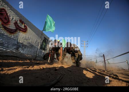 Gaza, Palestina. 8 agosto 2023. I giovani palestinesi partecipano a un campo estivo militare organizzato dalle Brigate al-Qassam, l'ala militare di Hamas, a Khan Yunis, nella Striscia di Gaza meridionale. (Foto di Yousef Masoud/SOPA Images/Sipa USA) credito: SIPA USA/Alamy Live News Foto Stock