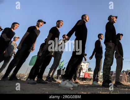 Gaza, Palestina. 8 agosto 2023. I giovani palestinesi si trovano in un campo militare estivo delle Brigate al-Qassam, l'ala militare di Hamas, in un sito militare a Khan Yunis, nella Striscia di Gaza meridionale. (Foto di Yousef Masoud/SOPA Images/Sipa USA) credito: SIPA USA/Alamy Live News Foto Stock