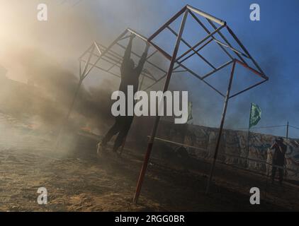 Gaza, Palestina. 8 agosto 2023. Un giovane palestinese partecipa a un campo estivo militare organizzato dalle Brigate al-Qassam, l'ala militare di Hamas, a Khan Yunis, nella Striscia di Gaza meridionale. (Foto di Yousef Masoud/SOPA Images/Sipa USA) credito: SIPA USA/Alamy Live News Foto Stock