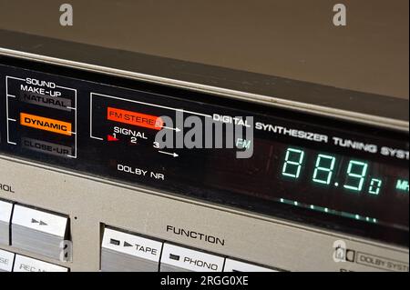Primo piano di un ricevitore cassette stereo NEC V11OE degli anni '1980 che mostra la lettura digitale del sintonizzatore preimpostato Foto Stock