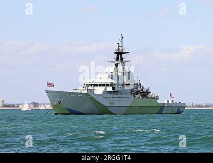 Nave della Royal Navy Fisheries Protection HMS Tyne ancorata nel Solent al largo di Portsmouth. Luglio 2023 Foto Stock