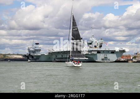 Portaerei della Royal Navy, HMS Queen Elizabeth e HMS Prince of Wales in manutenzione presso l'arsenale di Portsmouth, agosto 2023 Foto Stock