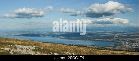 Lago Neuchâtel e città di Yverdon-les-Bains, vista dal Giura svizzero Foto Stock